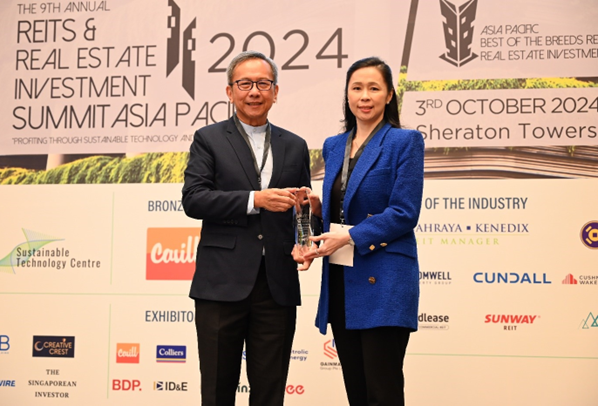 (From L-R) National University of Singapore School of Business, Department of Real Estate Professor Ong Seow Eng presents the award to FILRT President and CEO, Maricel Brion-Lirio 